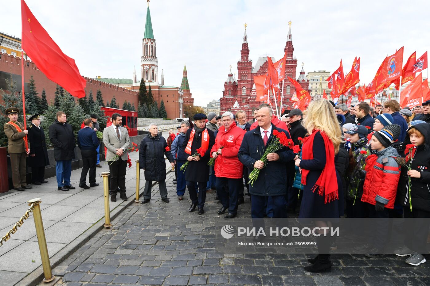 Возложение венков и цветов к Мавзолею В. И. Ленина