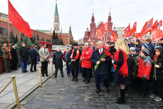 Возложение венков и цветов к Мавзолею В. И. Ленина