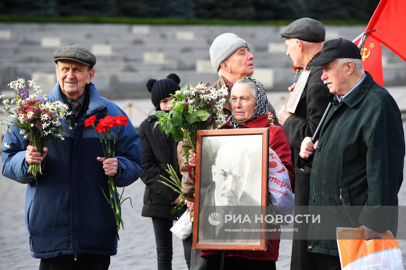 Возложение венков и цветов к Мавзолею В. И. Ленина