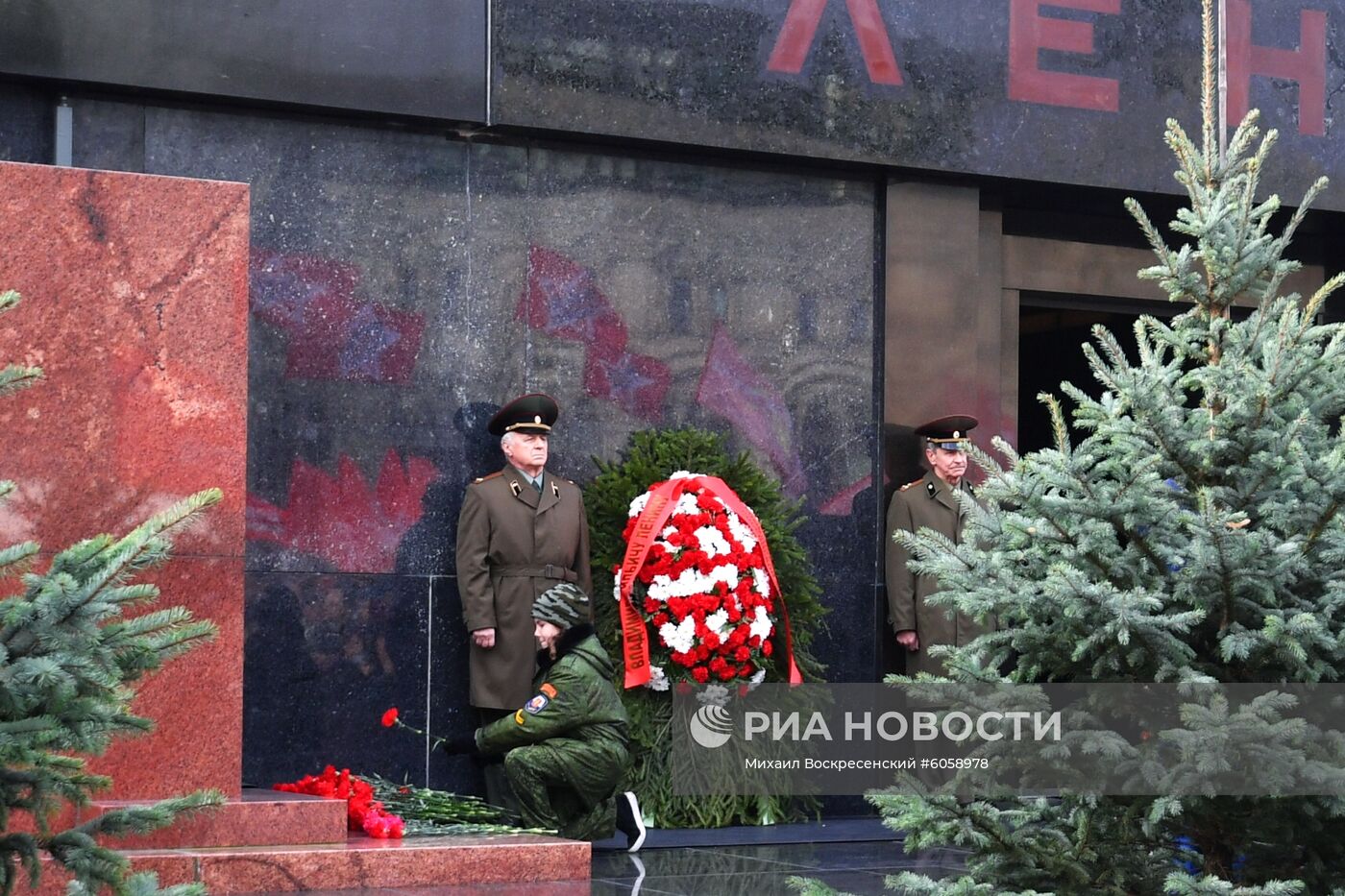 Возложение венков и цветов к Мавзолею В. И. Ленина