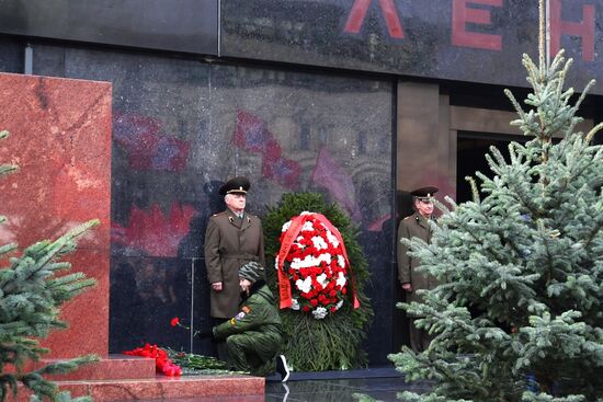 Возложение венков и цветов к Мавзолею В. И. Ленина