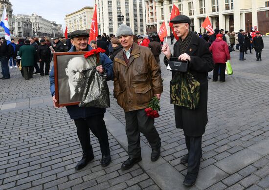 Возложение венков и цветов к Мавзолею В. И. Ленина