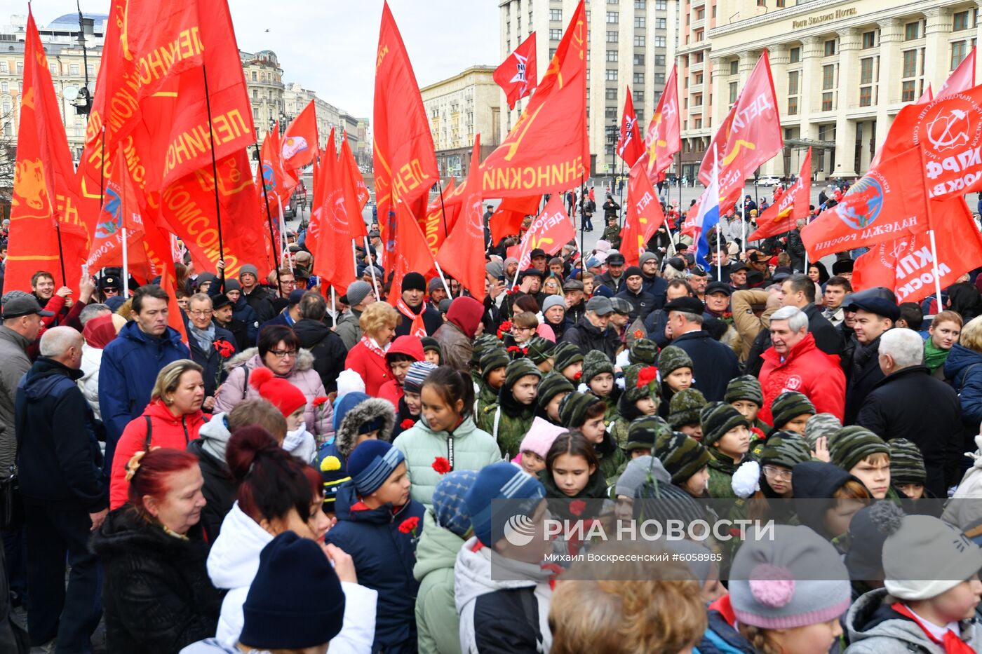 Возложение венков и цветов к Мавзолею В. И. Ленина