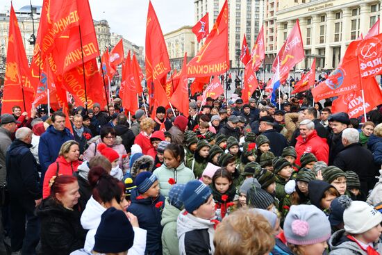 Возложение венков и цветов к Мавзолею В. И. Ленина