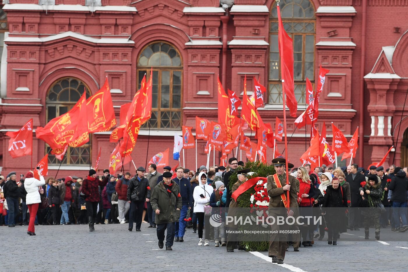 Возложение венков и цветов к Мавзолею В. И. Ленина