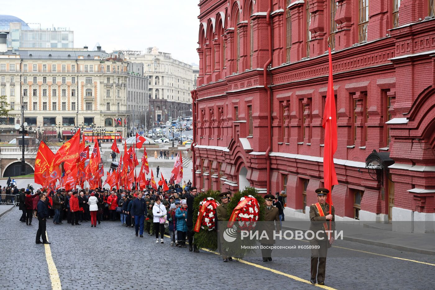 Возложение венков и цветов к Мавзолею В. И. Ленина