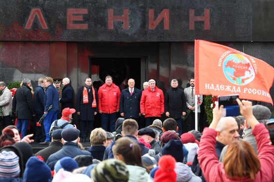 Возложение венков и цветов к Мавзолею В. И. Ленина