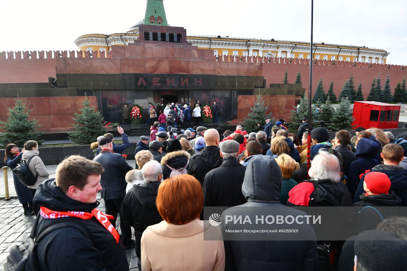 Возложение венков и цветов к Мавзолею В. И. Ленина