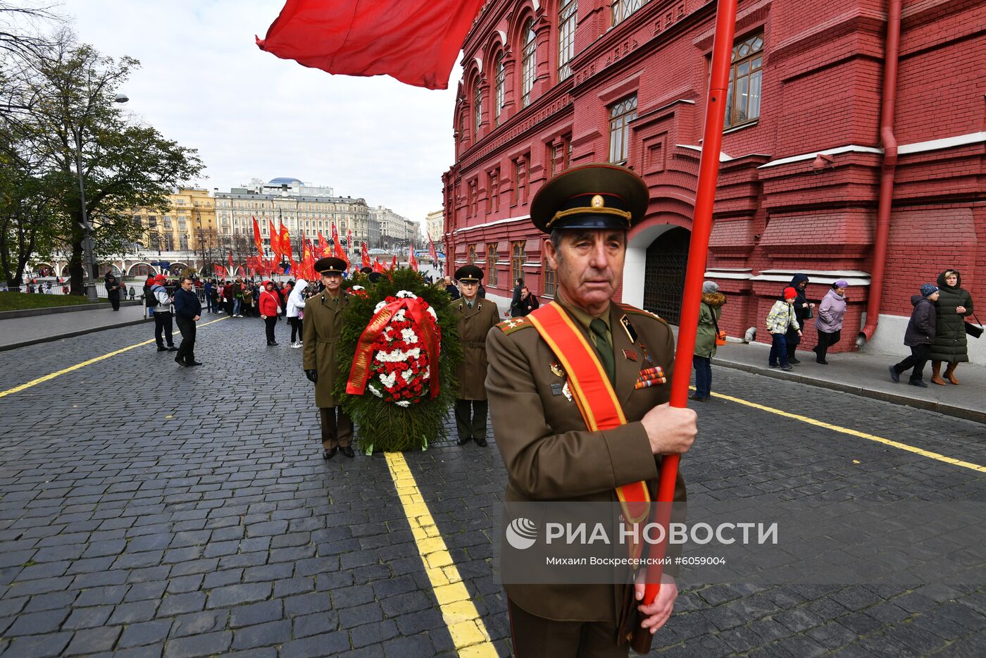 Возложение венков и цветов к Мавзолею В. И. Ленина