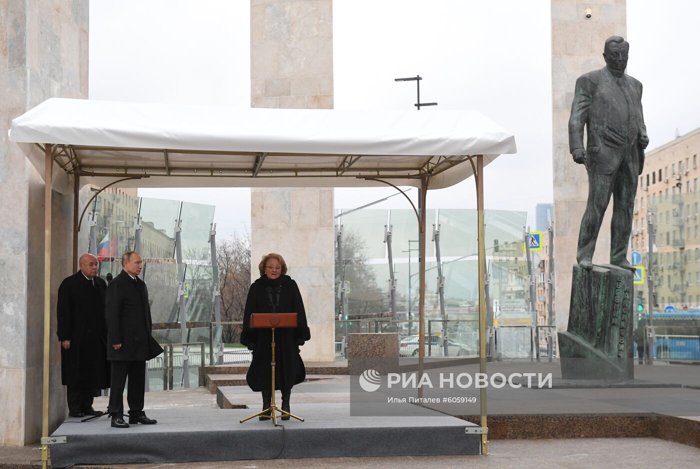 Президент РФ В. Путин принял участие в церемонии открытия памятника Е. Примакову в Москве 