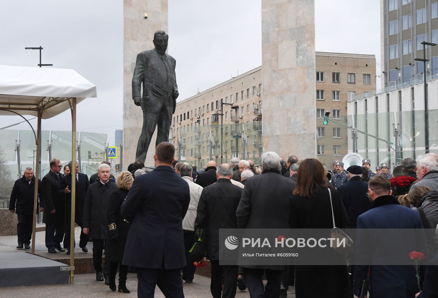 Президент РФ В. Путин принял участие в церемонии открытия памятника Е. Примакову в Москве 