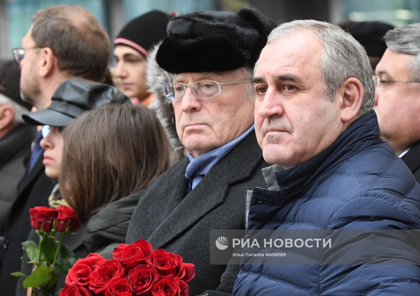 Президент РФ В. Путин принял участие в церемонии открытия памятника Е. Примакову в Москве 