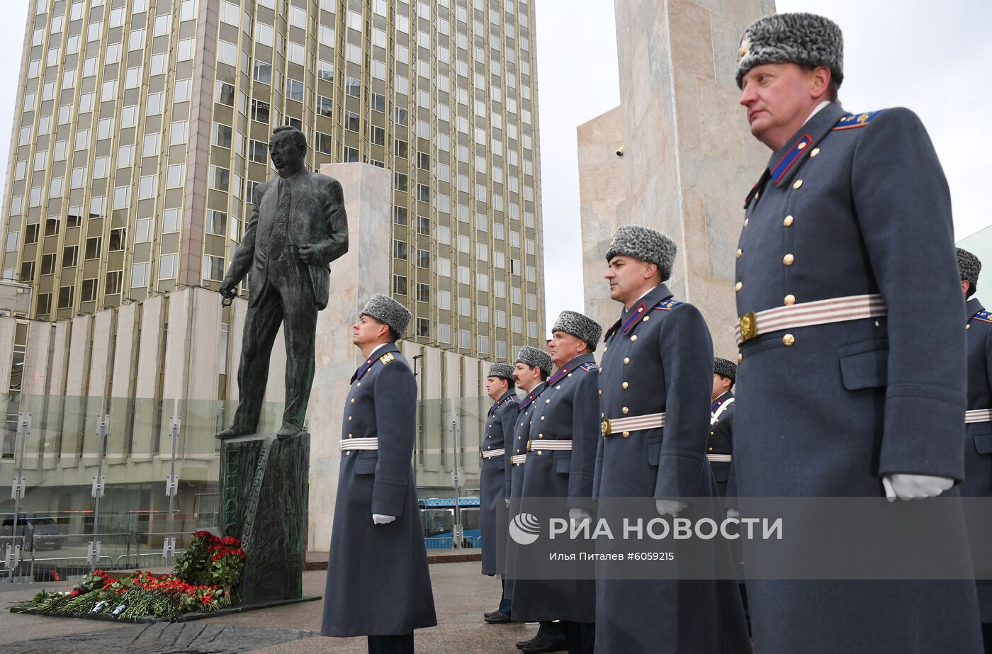 Президент РФ В. Путин принял участие в церемонии открытия памятника Е. Примакову в Москве 