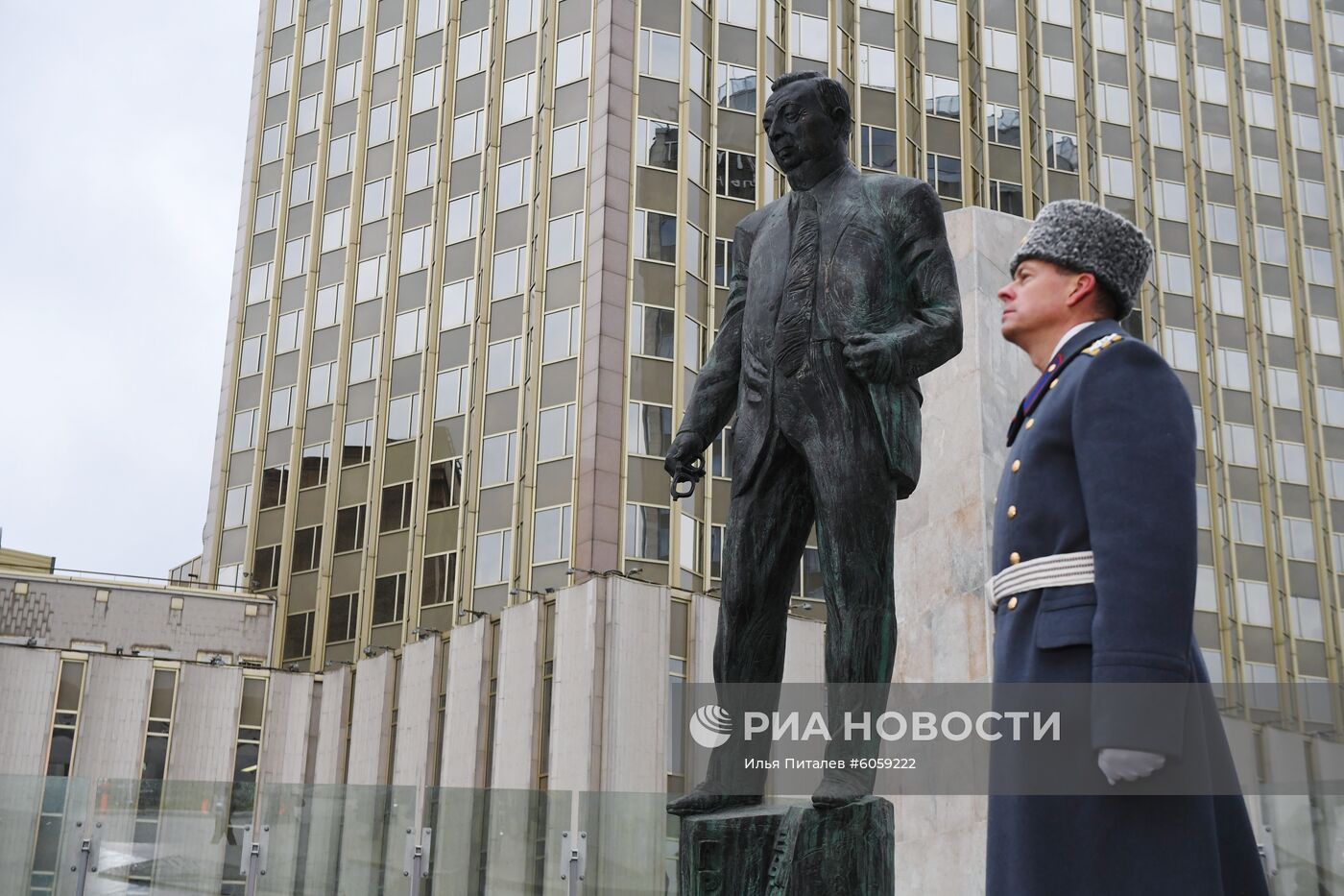 Президент РФ В. Путин принял участие в церемонии открытия памятника Е. Примакову в Москве 