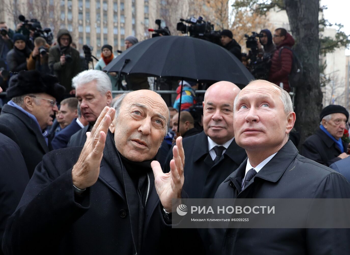 Президент РФ В. Путин принял участие в церемонии открытия памятника Е. Примакову в Москве 