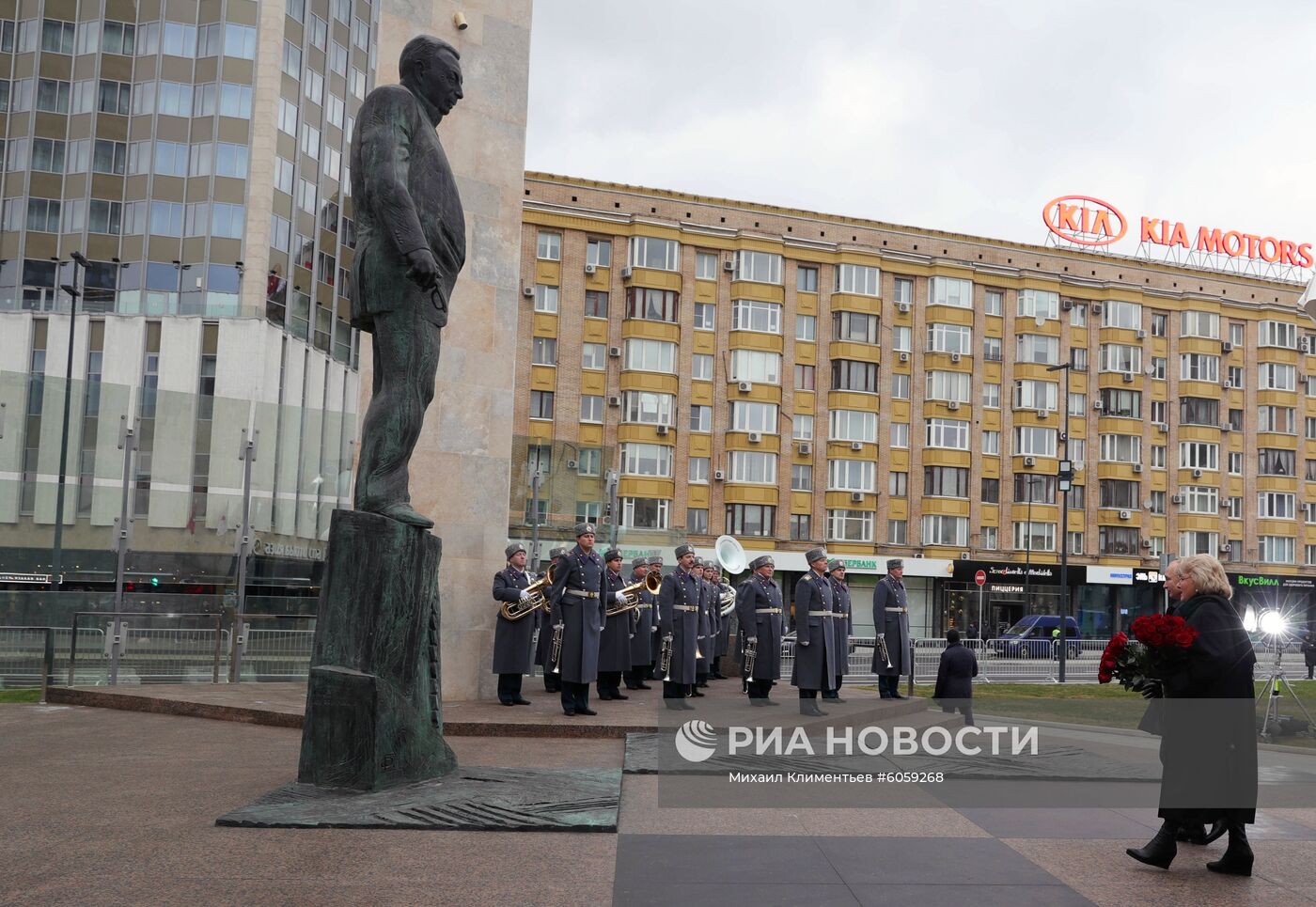 Президент РФ В. Путин принял участие в церемонии открытия памятника Е. Примакову в Москве 