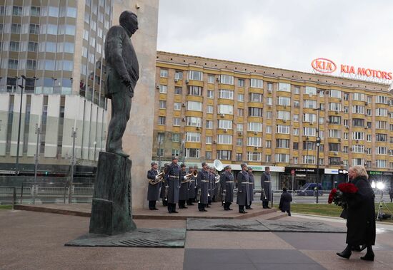 Президент РФ В. Путин принял участие в церемонии открытия памятника Е. Примакову в Москве 