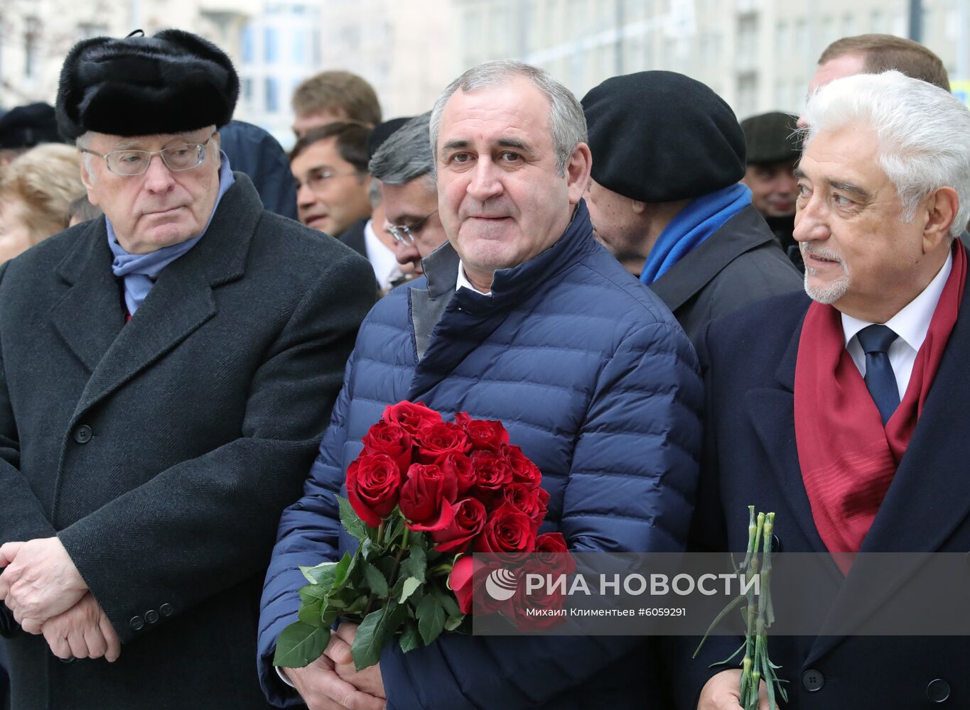 Президент РФ В. Путин принял участие в церемонии открытия памятника Е. Примакову в Москве 