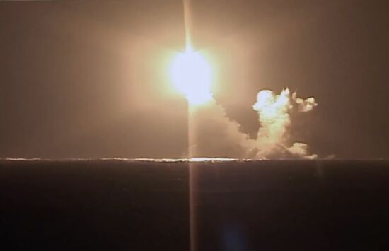 Запуск ракеты "Булава" с подводного крейсера "Князь Владимир"