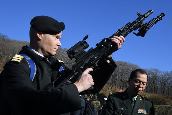 Военные атташе из 55 стран посетили полигон морской пехоты ТОФ "Горностай"