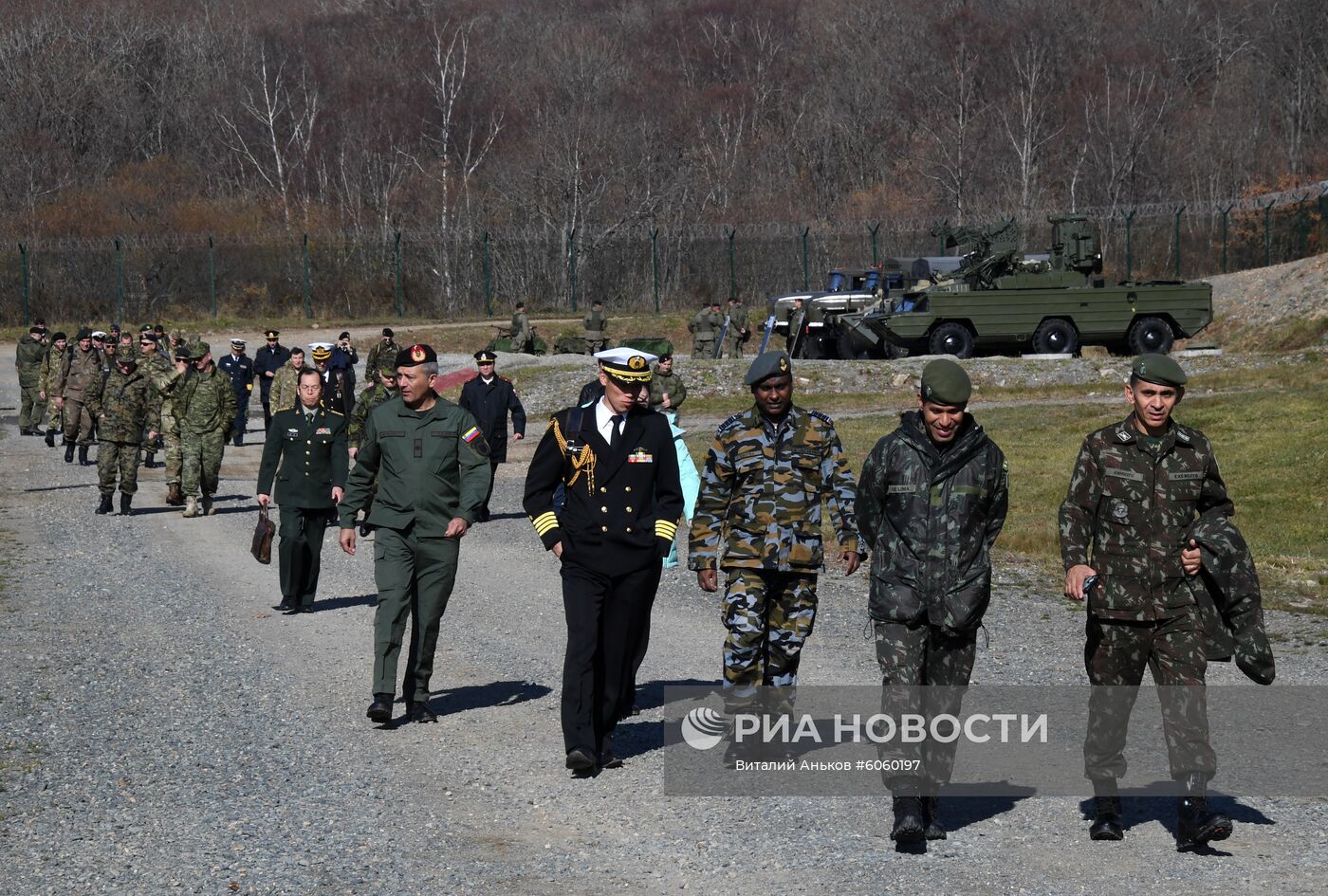 Военные атташе из 55 стран посетили полигон морской пехоты ТОФ "Горностай"