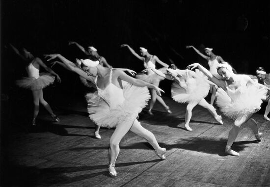 Сцена из балета Петра Ильича Чайковского "Лебединое озеро"