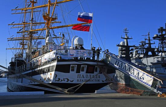 Проводы учебного парусного судна "Паллада" в кругосветное плавание