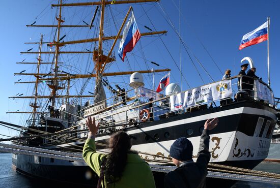 Проводы учебного парусного судна "Паллада" в кругосветное плавание