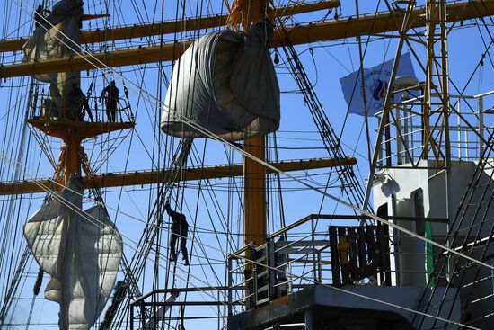 Проводы учебного парусного судна "Паллада" в кругосветное плавание