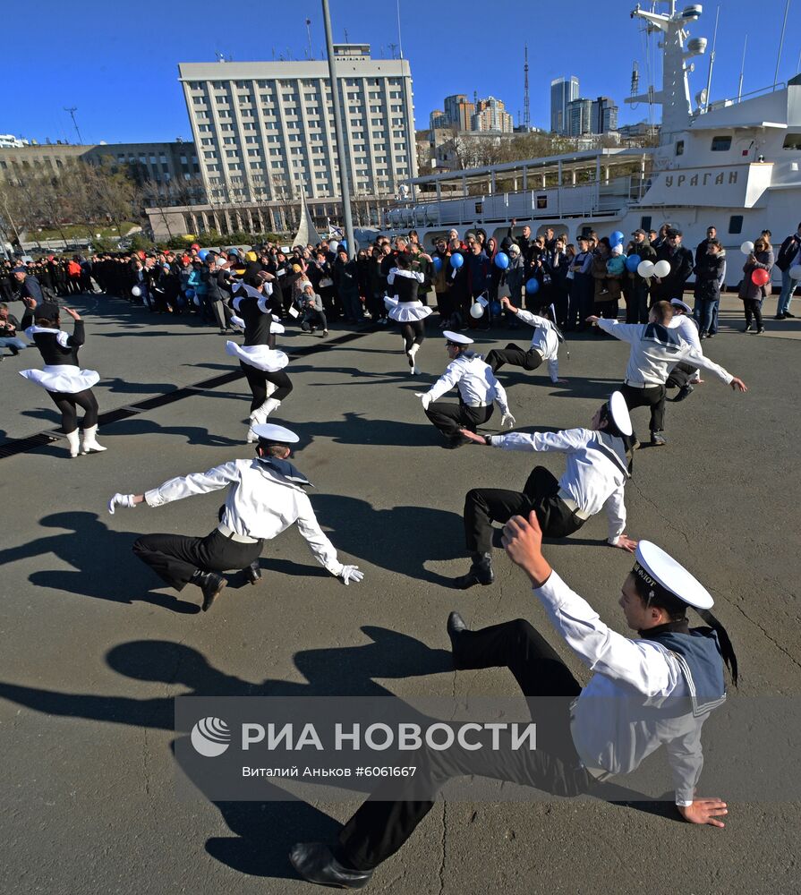 Проводы учебного парусного судна "Паллада" в кругосветное плавание