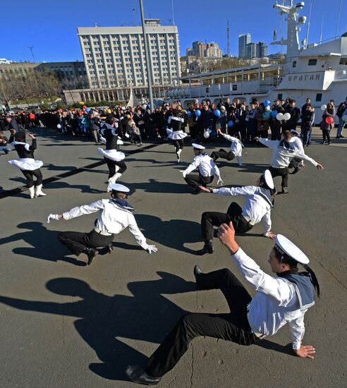 Проводы учебного парусного судна "Паллада" в кругосветное плавание