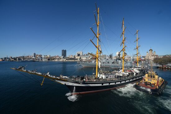 Проводы учебного парусного судна "Паллада" в кругосветное плавание