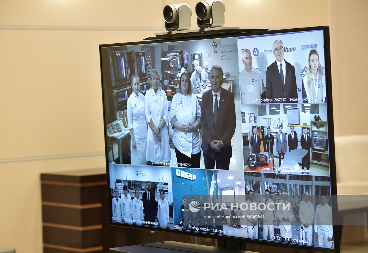Президент РФ В. Путин провел телемост с участниками движения WorldSkills