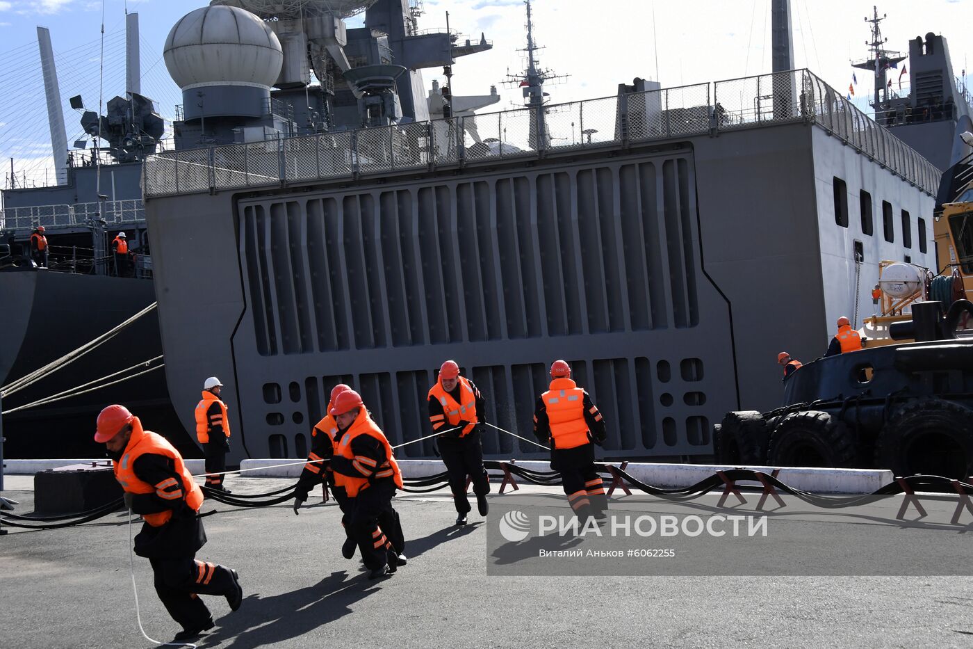 Встреча боевого корабля ВМС Мьянмы в порту Владивостока