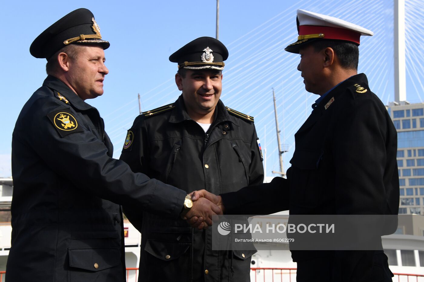 Встреча боевого корабля ВМС Мьянмы в порту Владивостока