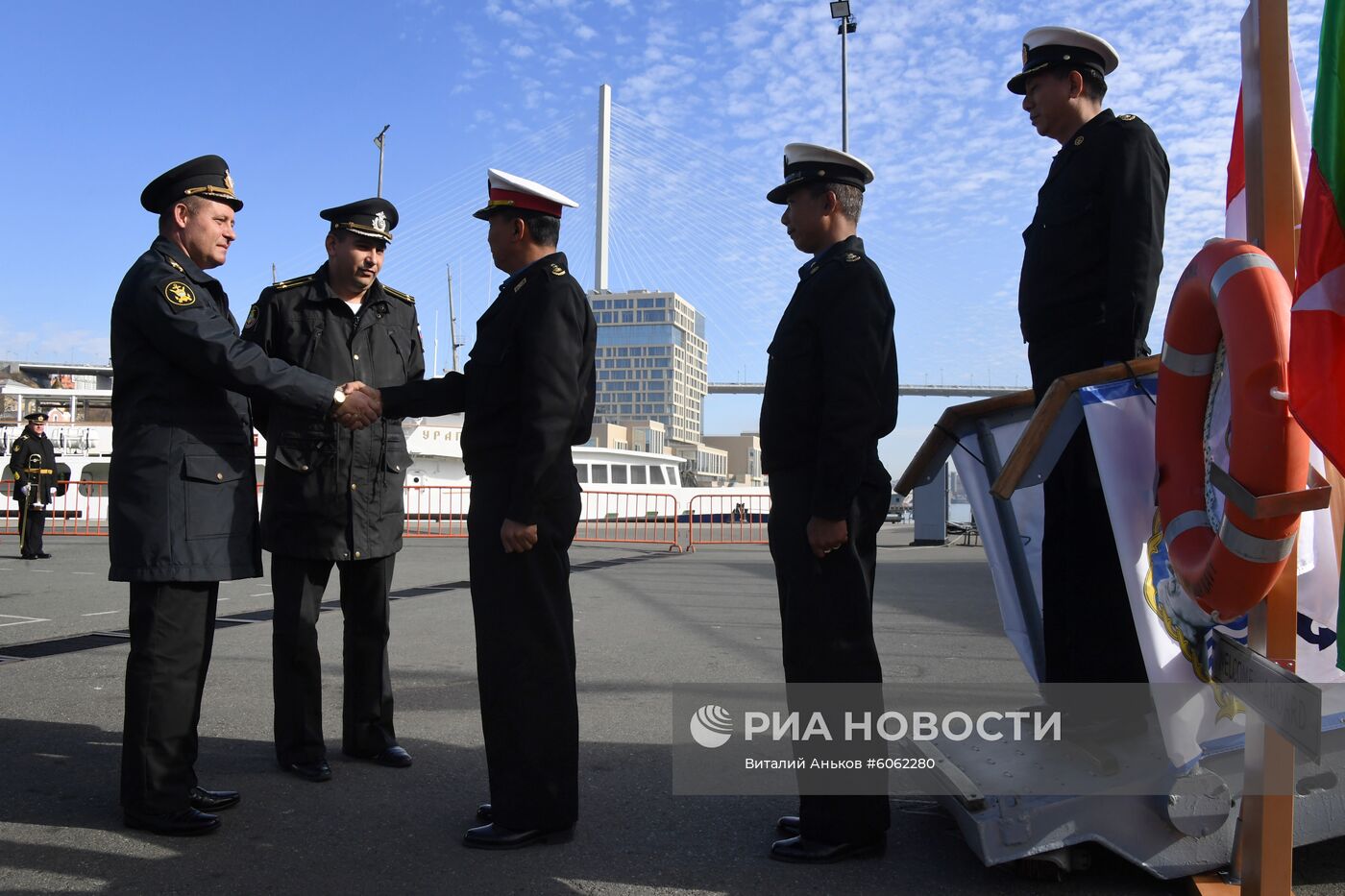 Встреча боевого корабля ВМС Мьянмы в порту Владивостока
