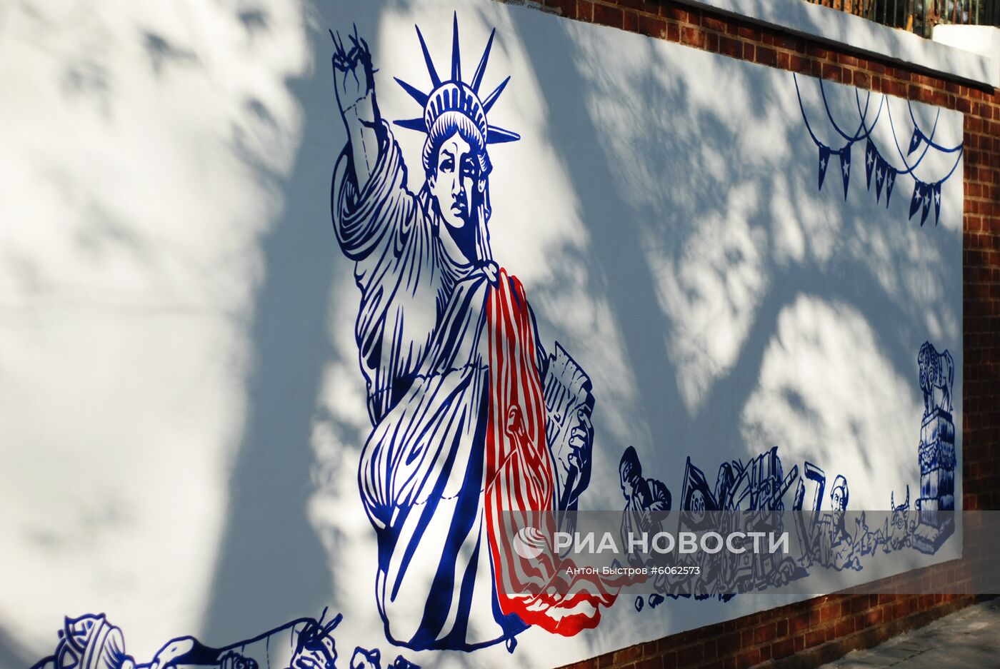 Граффити перед бывшим посольством США в Тегеране, нарисованные в преддверии 40-й годовщины его захвата. 4 ноября 1979 года порядка 400 студентов, называвших себя членами Движения мусульманских студентов последователей курса лидера исламской революции в Иране имама Хомейни, взяли под контроль посольство США, а также его персонал. Место: Иран, Тегеран. Автор: Антон Быстров/РИА Новости. Граффити перед бывшим посольством США в Тегеране