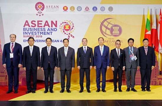 Премьер-министр РФ Д. Медведев прибыл в Бангкок для участия в Восточноазиатском саммите и деловом инвестиционном саммите АСЕАН