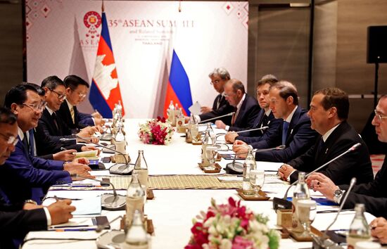 Премьер-министр РФ Д. Медведев прибыл в Бангкок для участия в Восточноазиатском саммите и деловом инвестиционном саммите АСЕАН