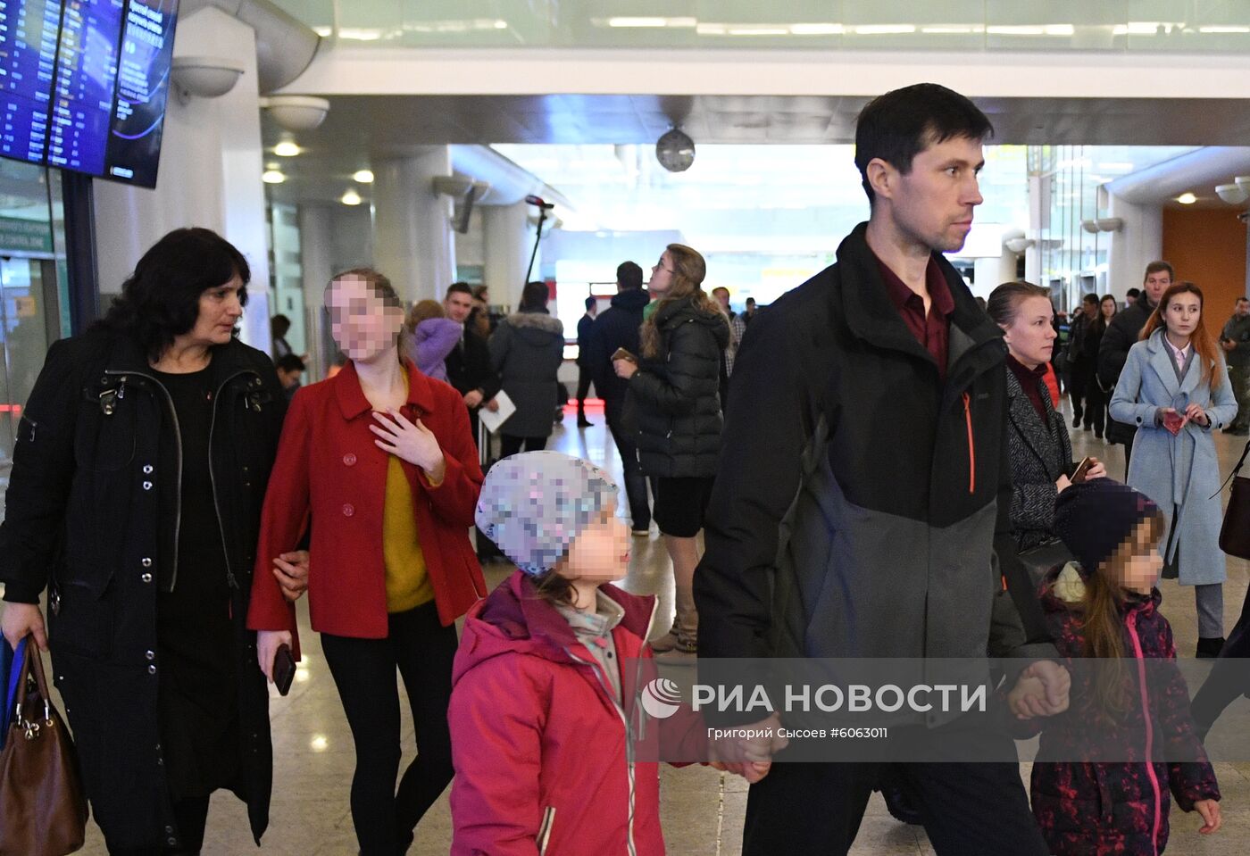 Прилет Дениса Лисова с детьми в Москву