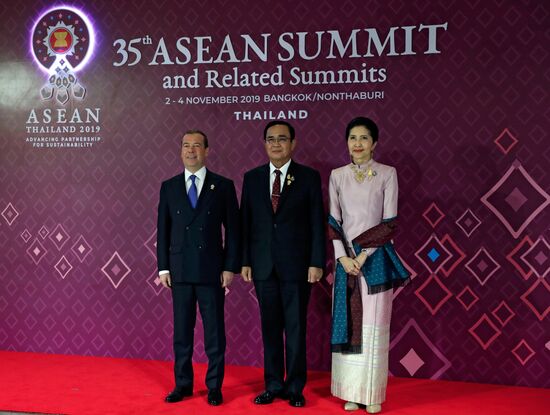 Премьер-министр РФ Д. Медведев прибыл в Бангкок для участия в Восточноазиатском саммите и деловом инвестиционном саммите АСЕАН