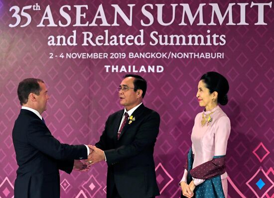 Премьер-министр РФ Д. Медведев прибыл в Бангкок для участия в Восточноазиатском саммите и деловом инвестиционном саммите АСЕАН