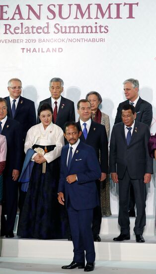 Премьер-министр РФ Д. Медведев прибыл в Бангкок для участия в Восточноазиатском саммите и деловом инвестиционном саммите АСЕАН