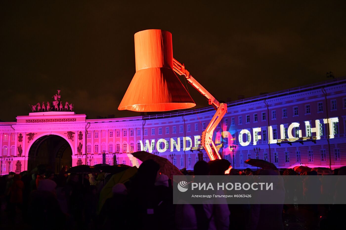 Фестиваль "Чудо света" на Дворцовой площади в Санкт-Петербурге