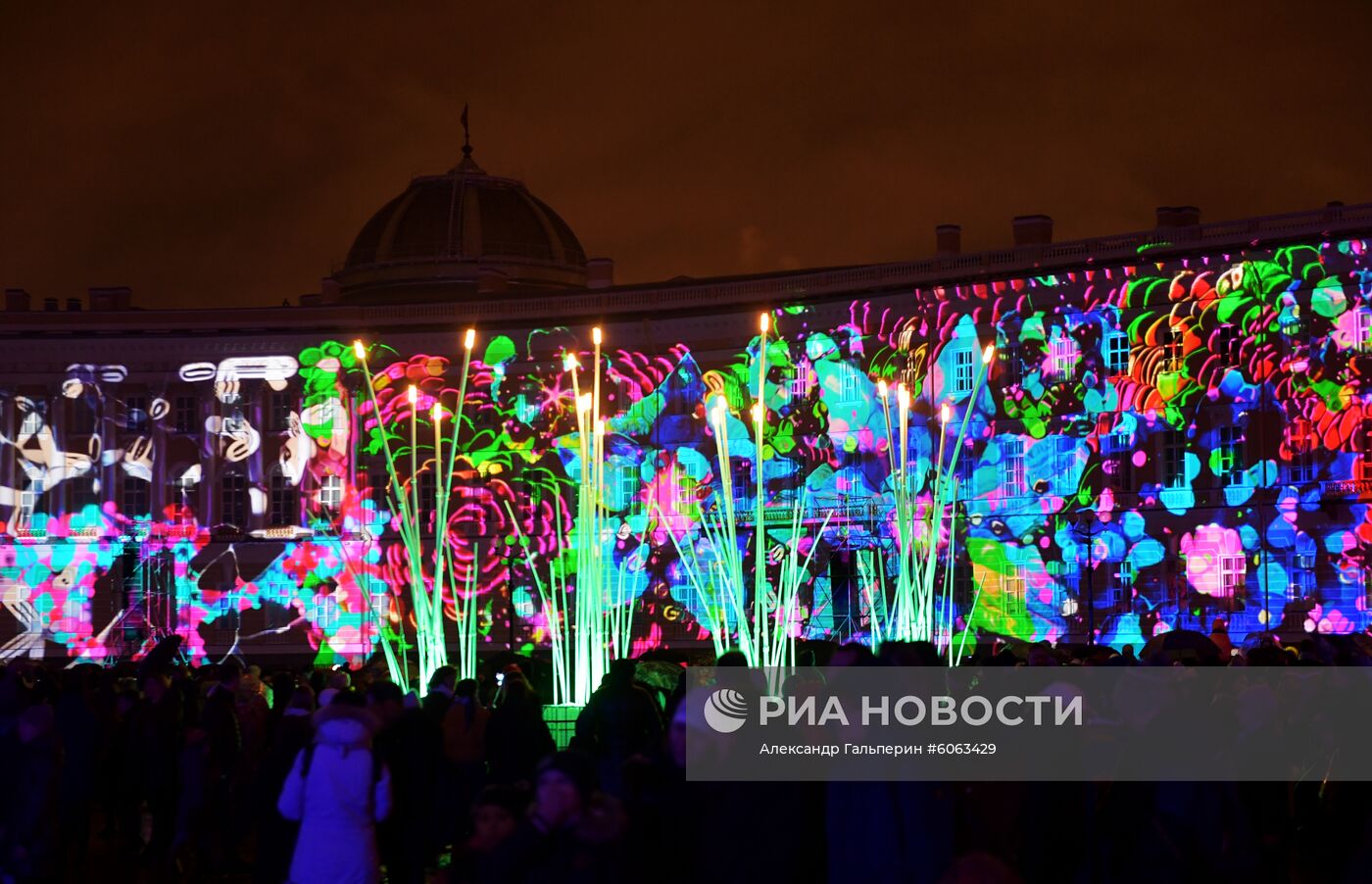 Фестиваль "Чудо света" на Дворцовой площади в Санкт-Петербурге