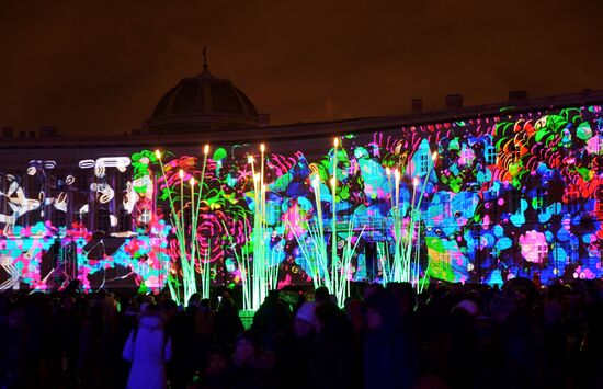 Фестиваль "Чудо света" на Дворцовой площади в Санкт-Петербурге
