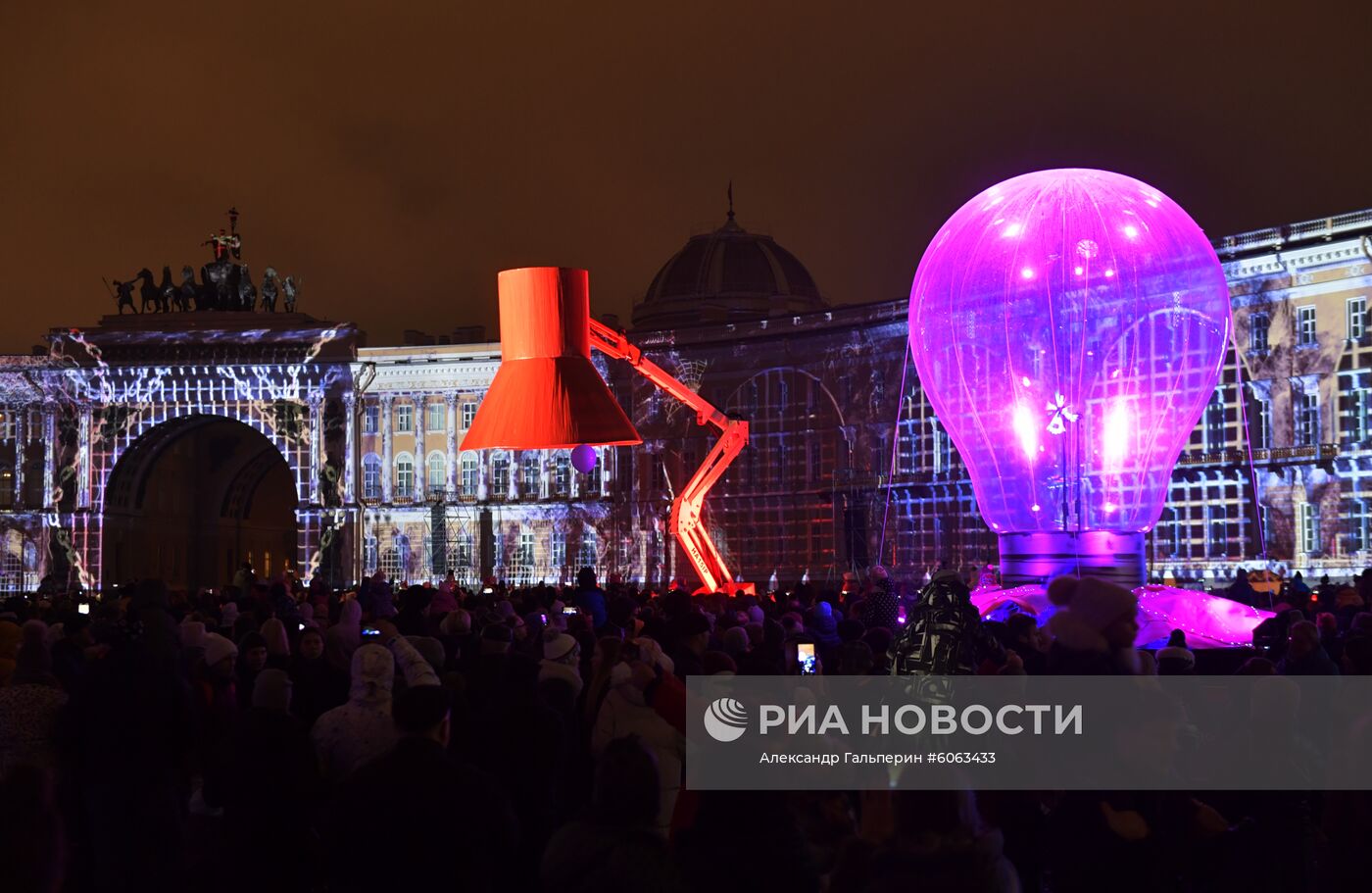 Фестиваль "Чудо света" на Дворцовой площади в Санкт-Петербурге