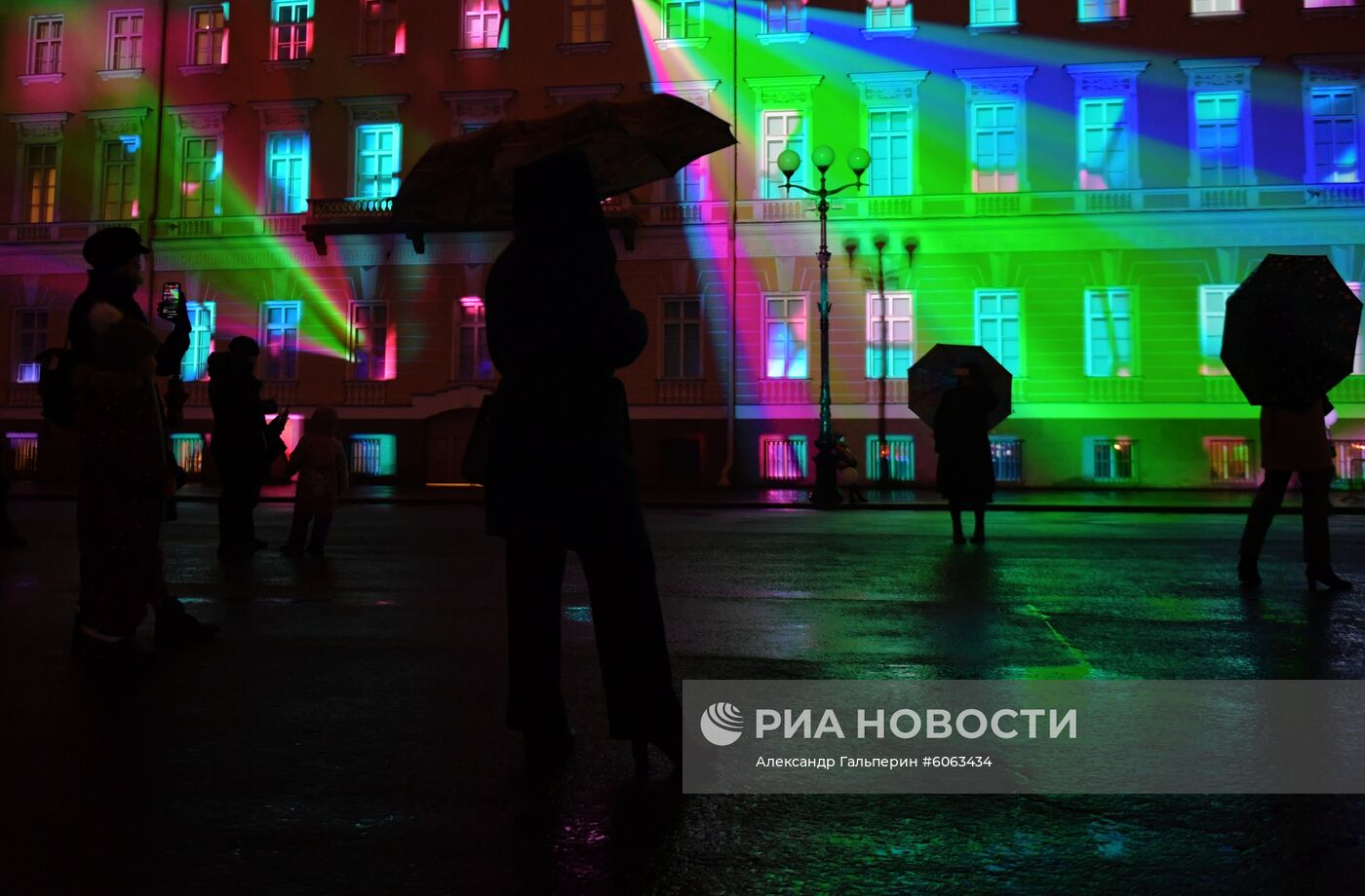 Фестиваль "Чудо света" на Дворцовой площади в Санкт-Петербурге