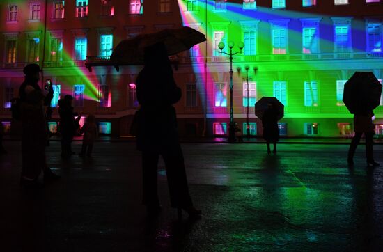 Фестиваль "Чудо света" на Дворцовой площади в Санкт-Петербурге
