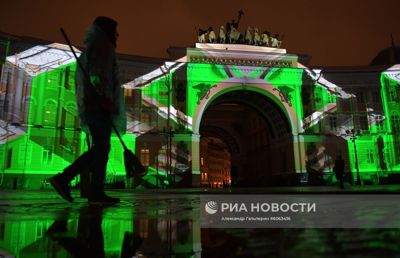 Фестиваль "Чудо света" на Дворцовой площади в Санкт-Петербурге